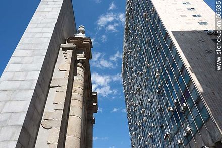 La Puerta de la Ciudadela enfrentada al edificio del mismo nombre - Departamento de Montevideo - URUGUAY. Foto No. 66635