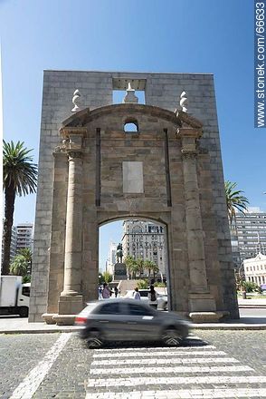 Puerta de la Ciudadela - Departamento de Montevideo - URUGUAY. Foto No. 66633