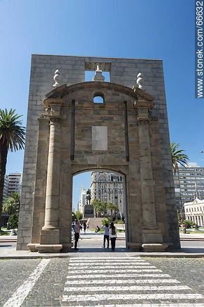 Puerta de la Ciudadela (Gate of the Citadel) - Department of Montevideo - URUGUAY. Photo #66632