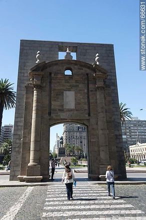 Puerta de la Ciudadela (Gate of the Citadel) - Department of Montevideo - URUGUAY. Photo #66631