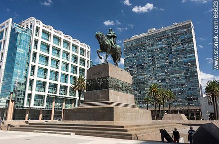 Monument to Artigas. In the background the Torre Ejecutiva and the Ciudadela building building. - Department of Montevideo - URUGUAY. Photo #66623