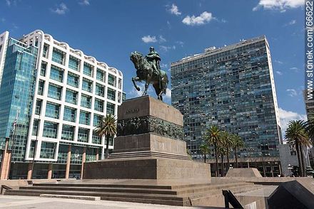 Monument to Artigas. In the background the Torre Ejecutiva and the Ciudadela building building. - Department of Montevideo - URUGUAY. Photo #66622