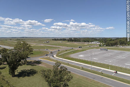 Vista aérea del estacionamiento de Centro de Convenciones y el aeropuerto de El Jagüel - Punta del Este y balnearios cercanos - URUGUAY. Foto No. 66676