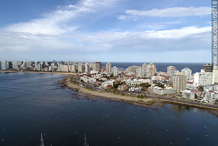 Vista aérea de la rambla Artigas y parte de la Península - Punta del Este y balnearios cercanos - URUGUAY. Foto No. 66718