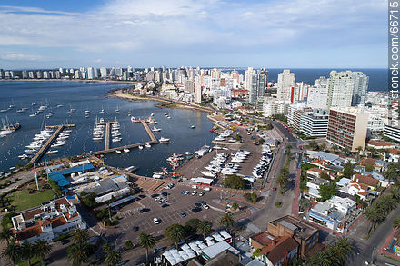 Vista aérea de la Rambla Artigas y la calle Juan Díaz de Solís - Punta del Este y balnearios cercanos - URUGUAY. Foto No. 66715