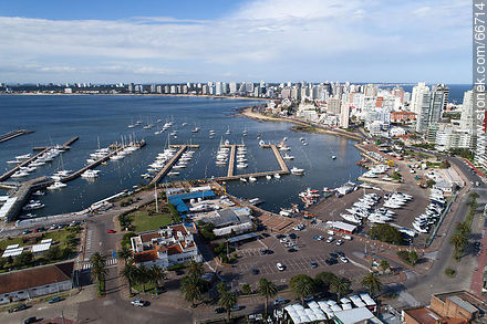 Vista aérea de la Rambla Artigas y la calle Juan Díaz de Solís. Yatch Club - Punta del Este y balnearios cercanos - URUGUAY. Foto No. 66714