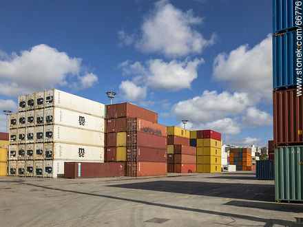 Contenedores en el puerto de Montevideo - Departamento de Montevideo - URUGUAY. Foto No. 66776