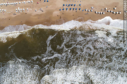 Vista cenital de la orilla de una playa - Punta del Este y balnearios cercanos - URUGUAY. Foto No. 66840