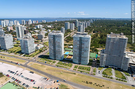 Aerial view of Lorenzo Batlle Pacheco Boulevard towards Roosevelt Av. In the foreground the towers Lobos, Le Parc and Tiburón. - Punta del Este and its near resorts - URUGUAY. Photo #66851