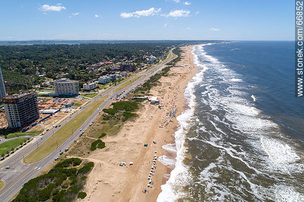 Foto aérea de la rambla Lorenzo Batlle Pacheco, playa Brava hacia el este - Punta del Este y balnearios cercanos - URUGUAY. Foto No. 66852
