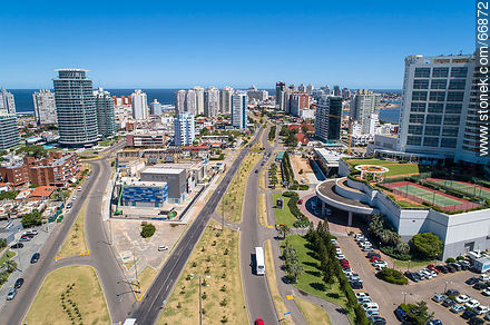 Vista aérea de la Avenida Artigas al sur. Subestación de UTE - Punta del Este y balnearios cercanos - URUGUAY. Foto No. 66872