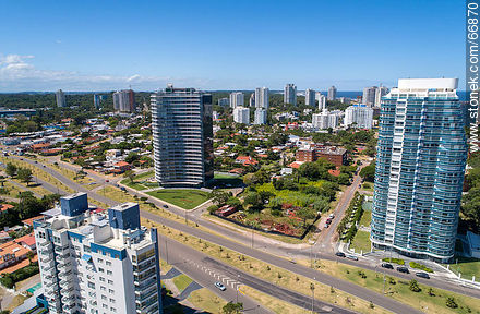 Vista aérea de torres de las avenidas Artigas y Roosevelt - Punta del Este y balnearios cercanos - URUGUAY. Foto No. 66870