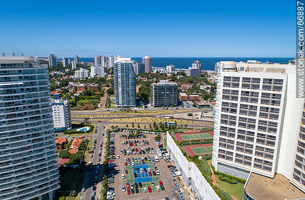 Vista aérea de la torre Casino Tower hacia el este - Punta del Este y balnearios cercanos - URUGUAY. Foto No. 66887