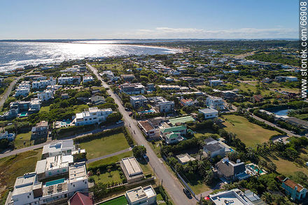 Vista aérea del balneario hacia el oeste - Punta del Este y balnearios cercanos - URUGUAY. Foto No. 66908