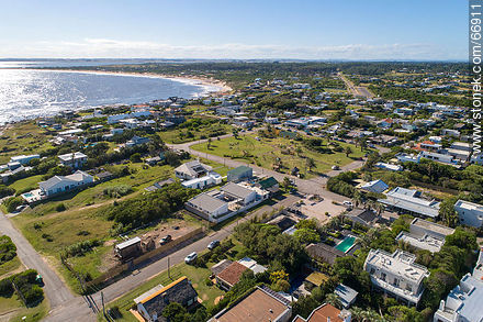 Vista aérea del balneario hacia el oeste. Plaza prinicipal - Punta del Este y balnearios cercanos - URUGUAY. Foto No. 66911