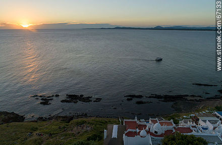 Vista aérea del sol poniente desde Casapueblo - Punta del Este y balnearios cercanos - URUGUAY. Foto No. 67133