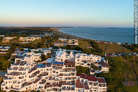 Vista aérea del hotel Casapueblo en Punta Ballena - Punta del Este y balnearios cercanos - URUGUAY. Foto No. 67129