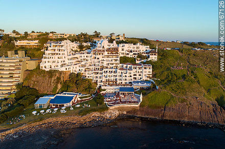 Vista aérea del hotel Casapueblo en Punta Ballena - Punta del Este y balnearios cercanos - URUGUAY. Foto No. 67126