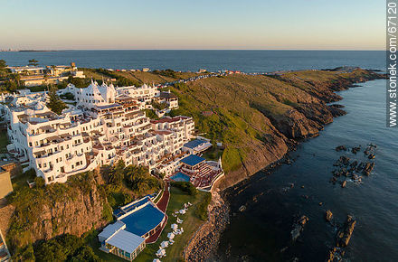 Vista aérea del hotel Casapueblo en Punta Ballena - Punta del Este y balnearios cercanos - URUGUAY. Foto No. 67120