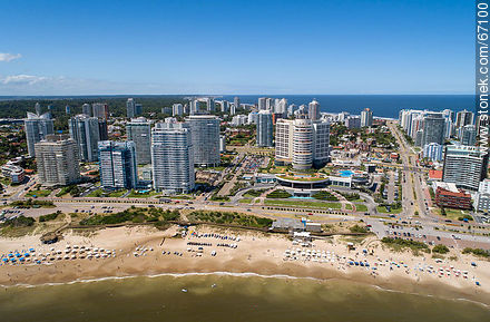 Foto aérea de la Playa Mansa y el Hotel Enjoy (ex Conrad) - Punta del Este y balnearios cercanos - URUGUAY. Foto No. 67100