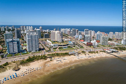 Foto aérea de la Playa Mansa y el Hotel Enjoy (ex Conrad) - Punta del Este y balnearios cercanos - URUGUAY. Foto No. 67099