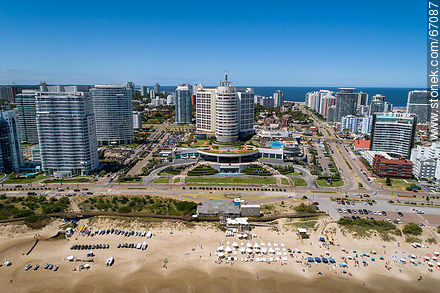 Foto aérea de la Playa Mansa y el Hotel Enjoy (ex Conrad) - Punta del Este y balnearios cercanos - URUGUAY. Foto No. 67087