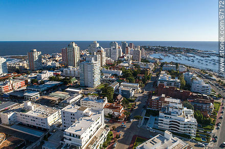 Foto aérea de la calle 20 - Punta del Este y balnearios cercanos - URUGUAY. Foto No. 67172