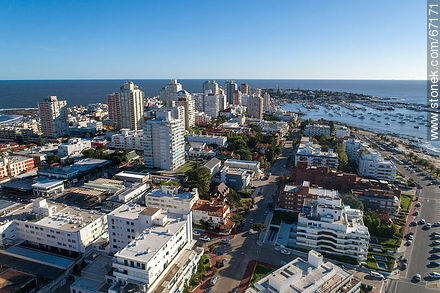 Foto aérea de la calle 20 - Punta del Este y balnearios cercanos - URUGUAY. Foto No. 67171