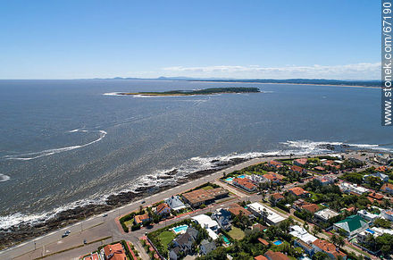 Vista aérea de la Rambla Artigas y la isla Gorriti - Punta del Este y balnearios cercanos - URUGUAY. Foto No. 67190