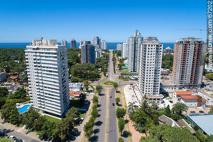 Vista aérea de la avenida Roosevelt al sur - Punta del Este y balnearios cercanos - URUGUAY. Foto No. 67202