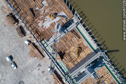 Foto aérea del muelle C y carga de madera - Departamento de Montevideo - URUGUAY. Foto No. 67226