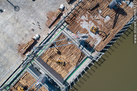 Foto aérea del muelle C y carga de madera - Departamento de Montevideo - URUGUAY. Foto No. 67227