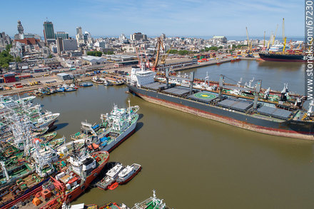 Foto aérea del puerto de Montevideo con fondo de la Ciudad Vieja - Departamento de Montevideo - URUGUAY. Foto No. 67230