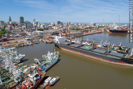 Foto aérea del puerto de MOntevideo con fondo de la Ciudad Vieja - Departamento de Montevideo - URUGUAY. Foto No. 67231