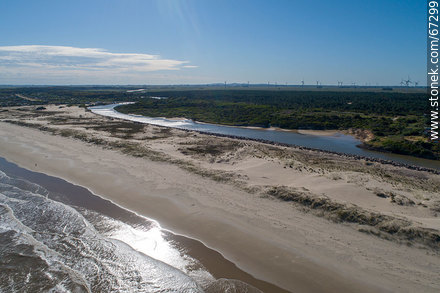 Vista aérea del arroyo Chuy en su desembocadura en el Océano Atlántico. Límite fronterizo con Brasil - Departamento de Rocha - URUGUAY. Foto No. 67299