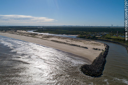 Vista aérea del arroyo Chuy en su desembocadura en el Océano Atlántico. Límite fronterizo con Brasil - Departamento de Rocha - URUGUAY. Foto No. 67297