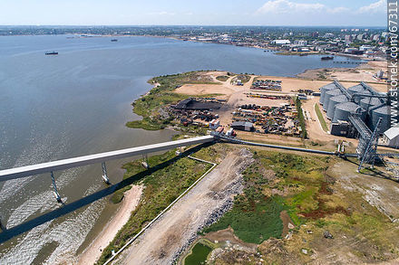 Foto aérea de silos y cinta transportadora en el puerto de Montevideo - Departamento de Montevideo - URUGUAY. Foto No. 67311