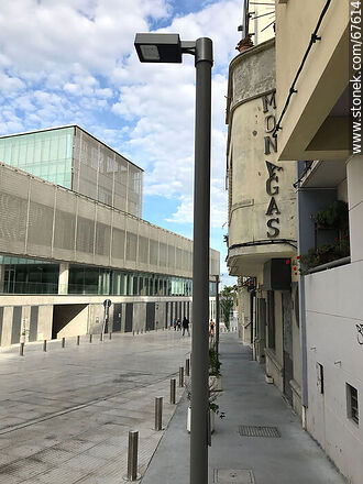 Edificio de CAF, Banco de Desarrollo de América Latina sobre la calle Bartolomé Mitre. Monagas cromados - Departamento de Montevideo - URUGUAY. Foto No. 67614