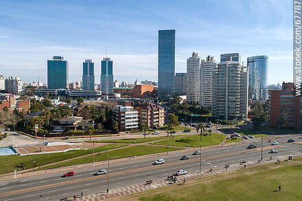 Vista aérea de las torres del barrio Buceo y la Rambla Armenia en 2020 - Departamento de Montevideo - URUGUAY. Foto No. 67787