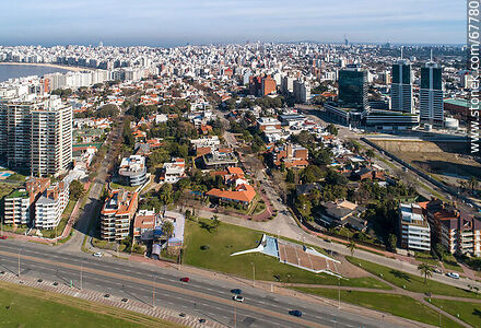 Vista aérea de la rambla y plaza Armenia, calles Antonio Costa e Iturriaga - Departamento de Montevideo - URUGUAY. Foto No. 67780