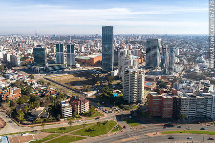 Vista aérea de las torres del barrio Buceo, la Rambla Armenia y la calle 26 de Marzo en 2020 - Departamento de Montevideo - URUGUAY. Foto No. 67778