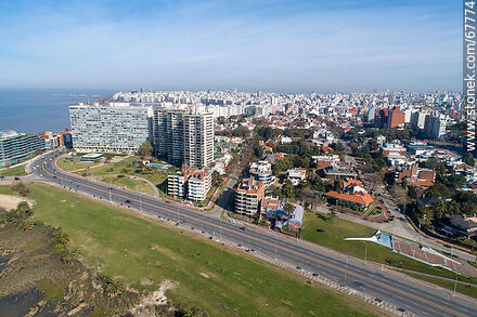 Vista aérea de la rambla y plaza Armenia, calles Antonio Costa e Iturriaga - Departamento de Montevideo - URUGUAY. Foto No. 67774
