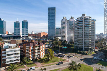 Vista aérea de las torres del barrio Buceo y la Rambla Armenia en 2020 - Departamento de Montevideo - URUGUAY. Foto No. 67766