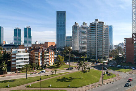 Vista aérea de las torres del barrio Buceo y la Rambla Armenia en 2020 - Departamento de Montevideo - URUGUAY. Foto No. 67765