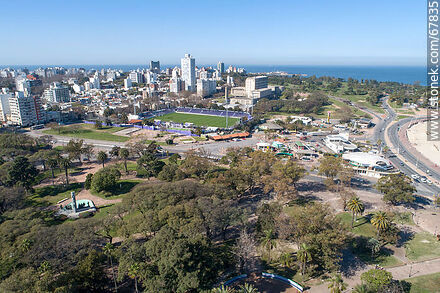 Vista aérea del Parque Rodó, estadio Luis Franzini y el barrio Punta Carretas. Facultad de Ingeniería - Departamento de Montevideo - URUGUAY. Foto No. 67835