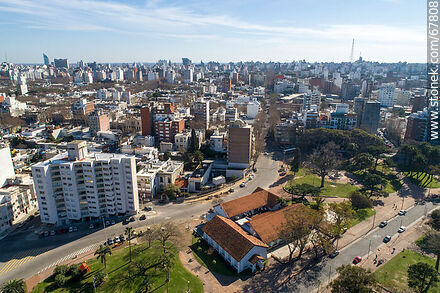 Vista aérea del casino en el Parque Rodó y la ciudad - Departamento de Montevideo - URUGUAY. Foto No. 67808