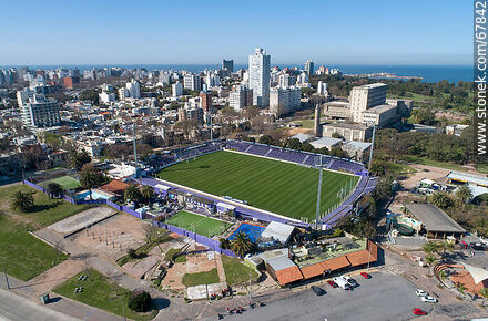 Vista aérea del Parque Rodó, estadio Luis Franzini y el barrio Punta Carretas. Facultad de Ingeniería - Departamento de Montevideo - URUGUAY. Foto No. 67842
