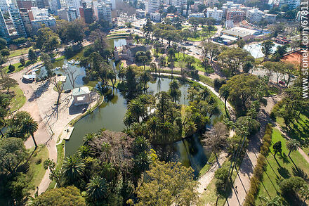 Imagen aérea del lago y entorno del Parque Rodó - Departamento de Montevideo - URUGUAY. Foto No. 67811