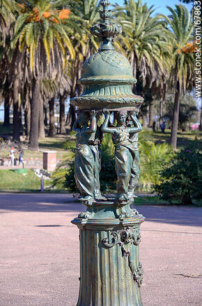 Arte en la columna - Departamento de Montevideo - URUGUAY. Foto No. 67863