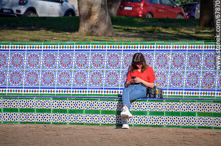 Mujer joven con su celular - Departamento de Montevideo - URUGUAY. Foto No. 67870